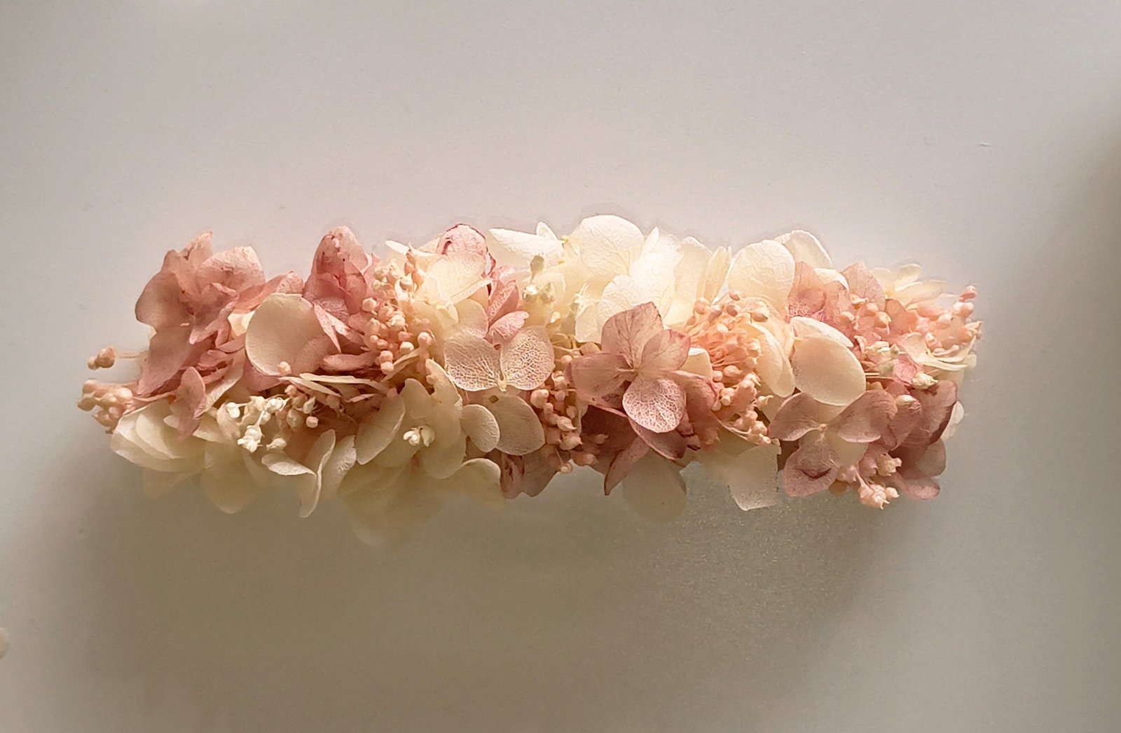 Tocado de hortensias blancas y malva